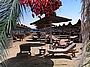 Hotelstrand mit Sonnenschirmen und Liegen im Siwa