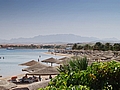 Makadi Bay und Sonnenschirme am Strand des Hotels Arabesque