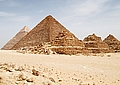 Mykerinos-Pyramide und drei kleine unvollendete Pyramiden