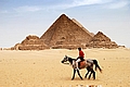 Ein Reiter vor den 6 Pyramiden von Gizeh