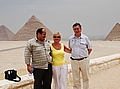 Pyramiden mit Reiseleiter und Touristen