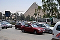 Pyramide und eine belebte Straße in Gizeh, Giza