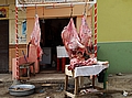 Lehrling des Fleischerhandwerks bei der Arbeit in Memphis, Ägypten