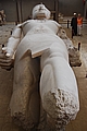 Memphis, Ramses II. Beine und Krone fehlen an der ursprünglich 14 m hohen Figur.