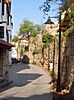 Altstadtgasse flankiert von der Stadtmauer, Antalya
