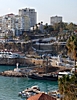 Yachthafen und die Bebauung der modernen Stadt Antalya