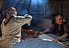 Saç Ekmeği. Auf einer Eisenplatte (Saç) wird der dünne Brotfladen nur kurz ausgebacken