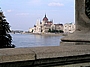 Das Parlamentsgebäde von Budapest von der Kettenbrücke betrachtet