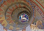 Budapest Matthiaskirche: Glasfenster und Malerei am Taufbecken