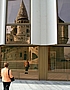 Budapest, Burgberg: Die Fischerbastei spiegelt sich in der Verglasung des Hilton-Hotels