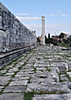 Didyma: Südwand des Apollon-Tempels mit einsamer Säule