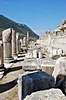 Seitenweg in Ephesos mit interessanten Säulenfragmenten