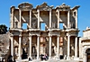 Celsusbibliothek. Sie wurde zwischen 114 und 125 errichtet. Hier wurden 12.000 Schriftrollen verwahrt
