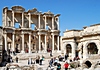 Neben der Celsus-Bibliothek rechts das Südtor der Agora