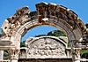 Torbogen am Hadrianstempel von Ephesos