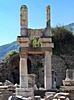 Domitianstempel. Tempel und Altar dienten dem Kaiserkult