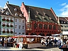 Markt auf dem Münsterplatz in Freiburg ist an jedem Vormittag, außer sonntags