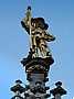St. Georgs-Statue, vergoldete Figur auf dem Münsterplatz in Freiburg