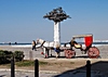Izmir, Skulptur am Hafen von Ferit Özşen mit Fiaker