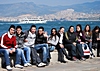 Schülergruppe an der Kaimauer von Izmir.