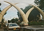 Tusks. Wahrzeichen Stoßzähne in Mombasa, Kenia