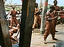 Akrobaten auf einer Kenya-Dhow