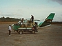 Airstrip Ukunda  2000, Betanken eines Flugzeugs