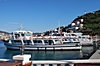 Ausflugsschiffe in Kusadasi und der Berg Kese Dagi mit der Atatürk-Statue
