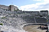 Theater und die Byzantinische Zitadelle, die sich hinter den obersten Rängen des Theaters erhebt