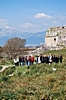 Theater von Milet, gesehen von den Faustina Thermen, vorbei an einer Reisegruppe