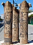 Demre, Myra: Säulen vor dem Nikolaus-Museum mit einem Gedicht in mehreren Sprachen