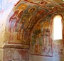 Wandmalerei in der Nikolauskirche in einem Fenstergewölbe