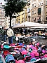 Neapel: Märkte wie diese mit zweifelhaften Produkten finden sich in allen Nebenstraßen rund um die Piazza Garibaldi