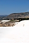 Blick nach Hierapolis über das Weiß der Kalksinterterrasse.