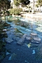 Der antike Thermal-Pool von Hierapolis mit versunkenen Zeugnissen der Vergangenheit