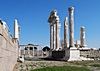 Trajans-Tempel, Pergamon. Der römische Trajanstempel wurde  im 2. Jh. v. Chr. aus weißem Marmor erbaut.