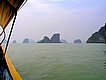 Schemenhaft erheben sich die Felsen von Phang Nga aus der See