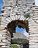 Durchblick zum Akropolisfelsen von Priene