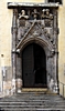 Eingangstor zum Alten Rathaus mit den Regensburger Maßen