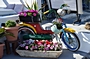 Moped mit Blumenschmuck
