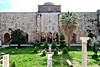 Isa Bey Moschee. Der Innenhof mit Brunnen und der Eingang zum Gebetsraum