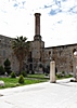 Innenhof und Minarett der Isa Bey Moschee