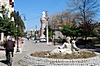 Straße in Selcuk mit Kaystros-Figur in der Nachbarschaft des Efes-Museums