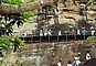 Am Fels entlang führt ein Weg in Richtung Plateau von Sigiriya