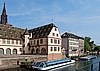 Boote für Ill-Rundfahrten und Historisches Museum von Straßburg
