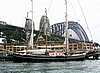 Segelschiff Svanen, gebaut 1922 in Dänemark, das Hyatt-Hotel und die Harbour Bridge