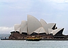 Eine Fähre vor den aufgeblähten Segeln des Opernhauses von Sydney