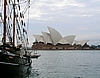 Die Oper Sydneys ist auch als Kulisse für die schöne Svanen zu gebrauchen