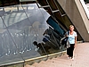 Ein-, Aus- und Durchblick an der Sydney-Oper: Spiegelungen in der Verglasung des Foyers.