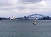 Oper, Harbour Bridge und ein kleiner Leuchtturm in der Hafeneinfahrt von Sydney